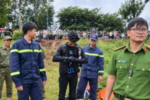 Mưa lớn tại Đồng Nai cuốn trôi ô tô, lực lượng chức năng huy động phương tiện tìm kiếm người nghi mất tích trong đêm.