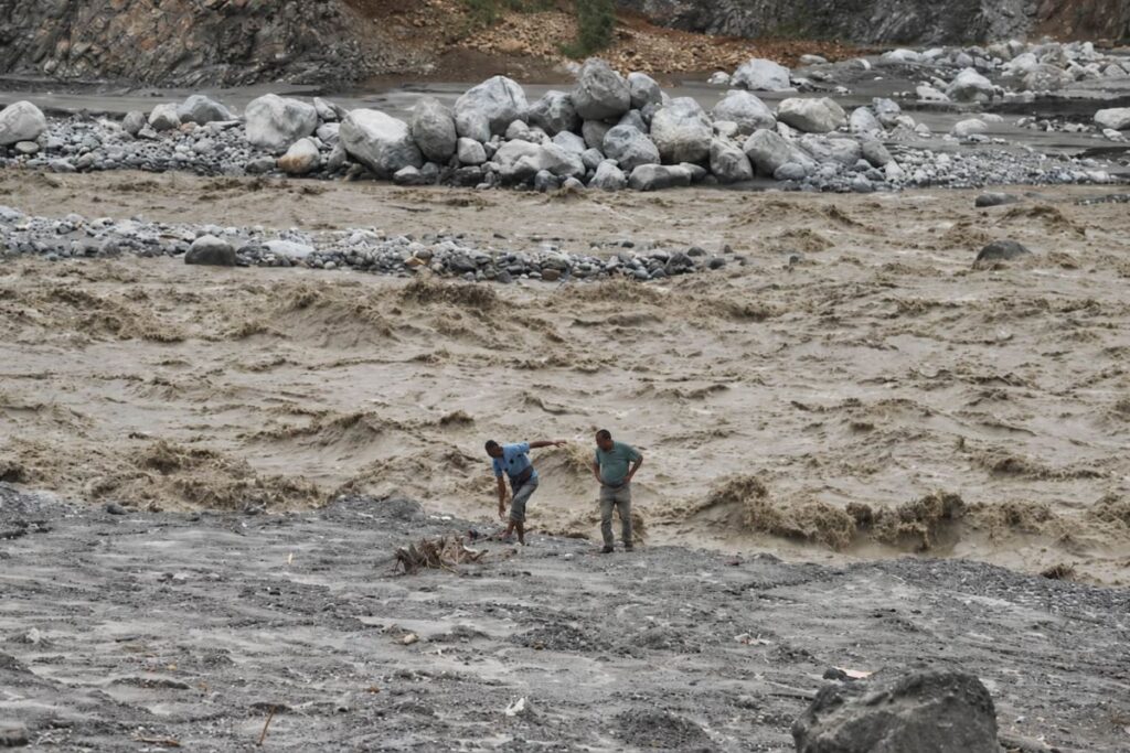 Sau lũ Nepal, hoạt động tìm kiếm dọc sông Trishuli vẫn tiếp diễn giữa bùn đá và dòng nước đục chảy qua vùng bị tàn phá.