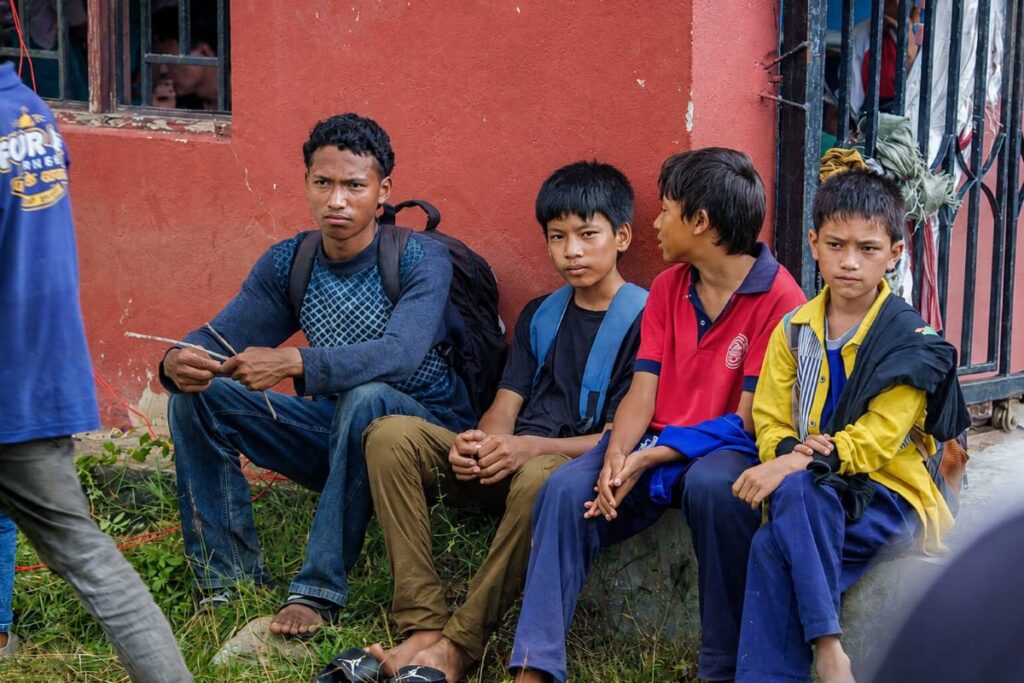 Trẻ em tại vùng lũ Nepal phải chờ cứu trợ khi nhiều gia đình mất nhà, nước sạch và những nhu yếu phẩm từng có trong từng hộ.