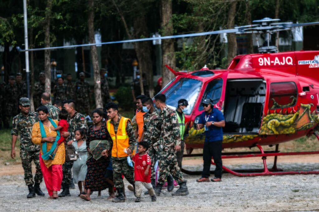 Trực thăng trở thành tuyến cứu hộ quan trọng khi cầu đường Nepal bị lũ quét phá hủy và nhiều khu vực bị cô lập.