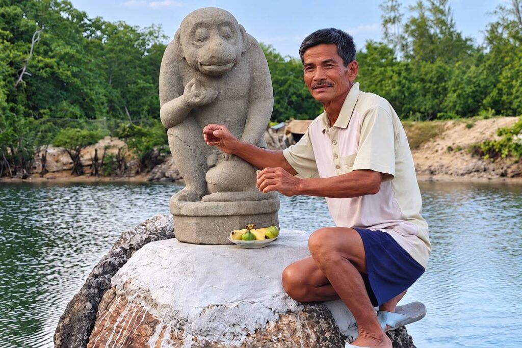 Ông Dương Đình Lục từ chối 2 tỷ đồng để giữ tượng thần khỉ Hanuman, sau đó giao cổ vật cho Nhà nước bảo quản, nghiên cứu và trưng bày.