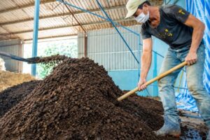 Doanh nghiệp tận dụng vỏ cà phê thải bỏ để sản xuất phân bón hữu cơ, biến phế phẩm nông nghiệp thành nguồn nguyên liệu có giá trị.