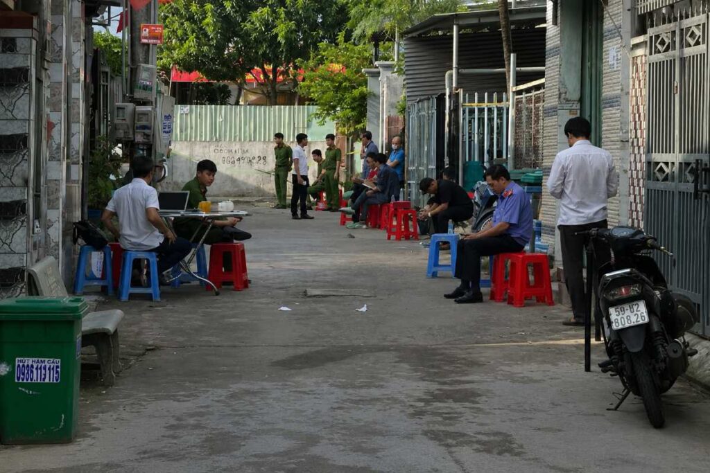 Vụ án mạng ở Đồng Nai khiến 3 mẹ con tử vong, người chồng bị thương nặng. Công an phong tỏa hiện trường, điều tra nguyên nhân.
