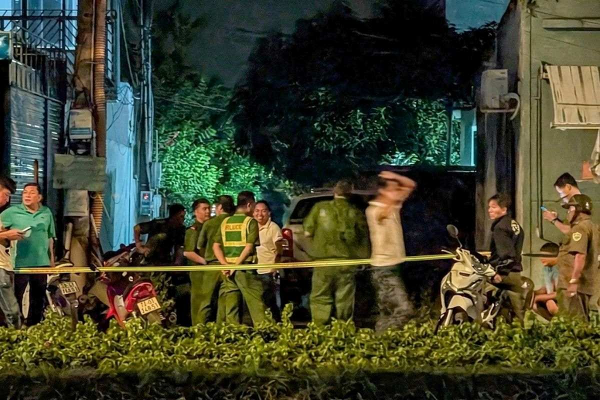 Vụ án mạng ở Phước Hải khiến 1 người tử vong, 2 người bị thương. Công an phong tỏa hiện trường, truy bắt nghi phạm.