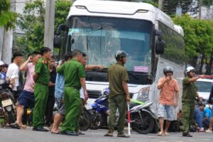 Xe khách lùi trên đường ĐT.767 ở Đồng Nai khiến nam sinh lớp 6 tử vong, đặt ra yêu cầu bảo đảm an toàn khi xe vận hành gần học sinh.