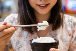 Ăn sáng bằng cơm trắng mỗi ngày cần lưu ý gì? Tìm hiểu cách cân đối dinh dưỡng, kiểm soát khẩu phần và bảo vệ sức khỏe.