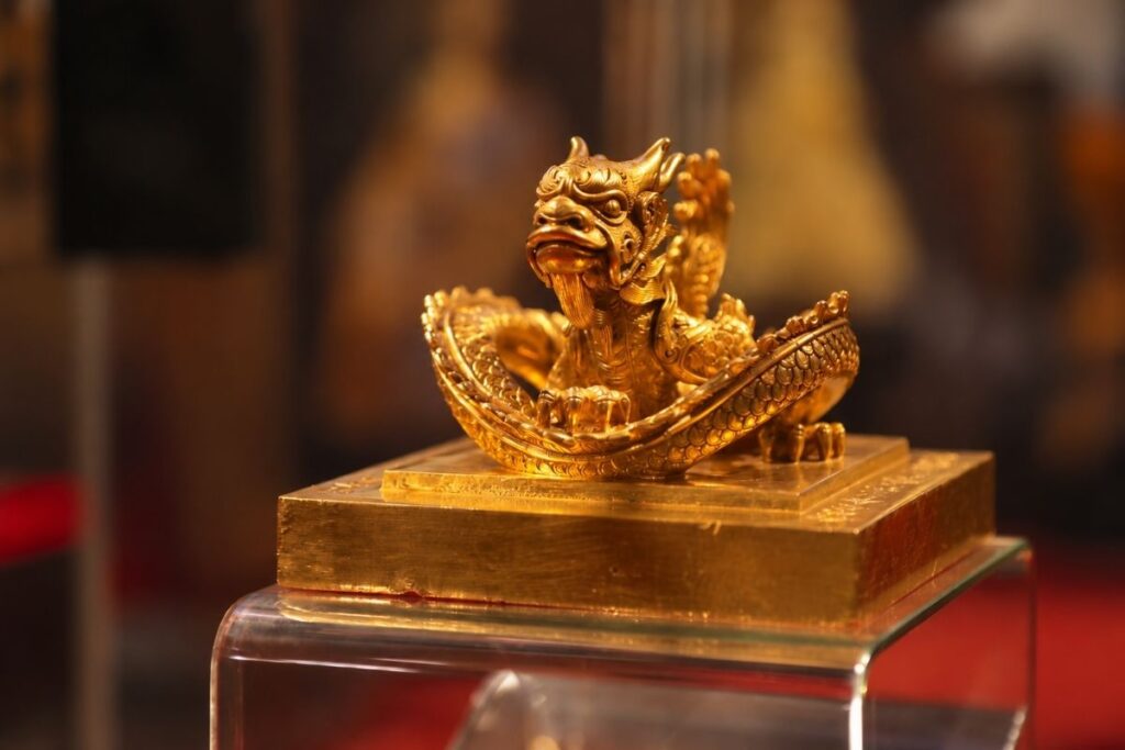 Đại gia Bắc Ninh Nguyễn Thế Hồng mua ấn vàng “Hoàng đế chi bảo” với giá 6,1 triệu euro tại Pháp sau cuộc thương thảo kéo dài đến 2 giờ sáng.