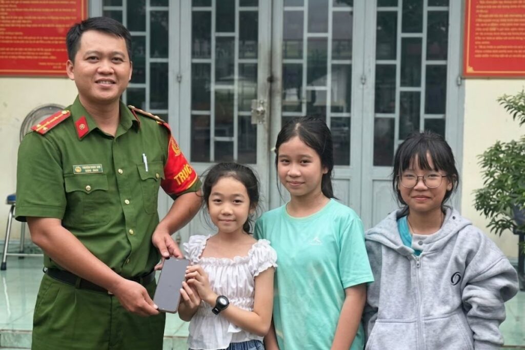 Ba học sinh Đồng Nai nhặt được điện thoại và chủ động giao nộp cho công an, giúp người đánh mất nhận lại tài sản.