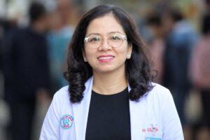 Bác sĩ Phạm Thị Vân Thanh kịp thời hỗ trợ cấp cứu nữ hành khách Australia bất tỉnh trên chuyến bay VN215.
