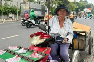Bảo vệ người bán vé số dạo bằng cơ chế chiết khấu, giao nhận và thanh toán minh bạch. Tìm hiểu những đề xuất nhằm hạn chế tranh chấp.