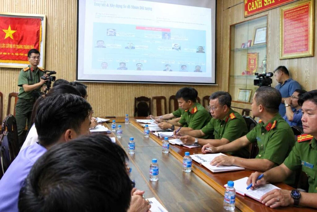 Công an Đồng Nai bắt giữ 11 đối tượng làm phim bạo lực, giang hồ để câu lượt xem trên mạng xã hội. Diễn biến vụ việc đang được điều tra.