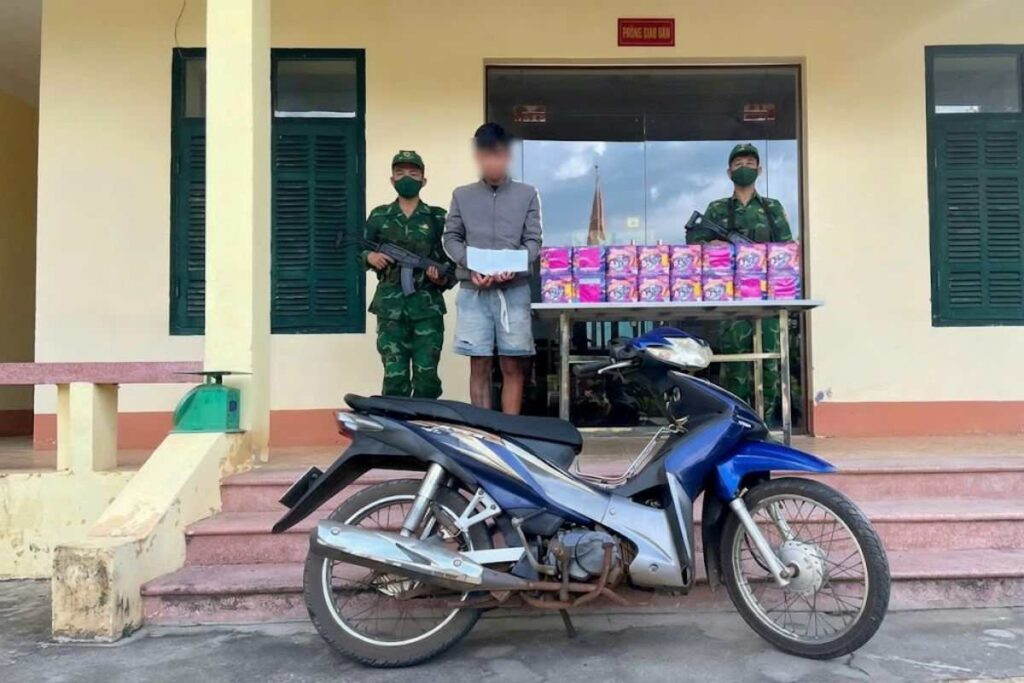 Lê Anh Dũng bị bắt giữ cùng 24kg pháo nổ tại Đồn Biên phòng Thanh Hòa. Xem chi tiết vụ vận chuyển pháo nổ qua biên giới.
