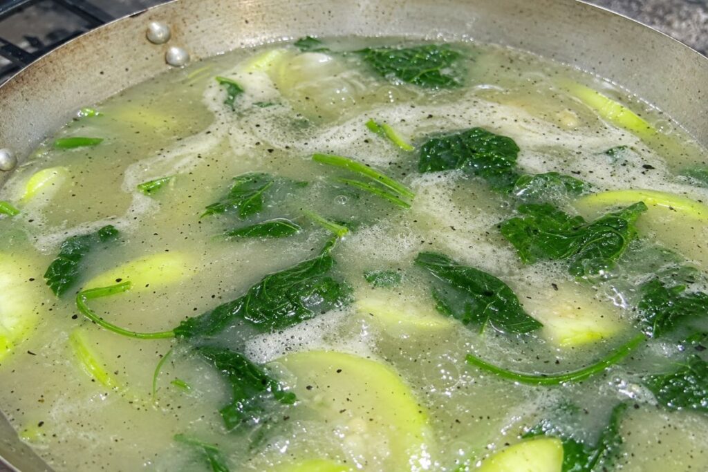 Khám phá canh bồi Đồng Nai, món ăn truyền thống của người Chơ Ro kết hợp nét độc đáo giữa cháo và canh, chế biến công phu từ nhiều loại rau rừng.