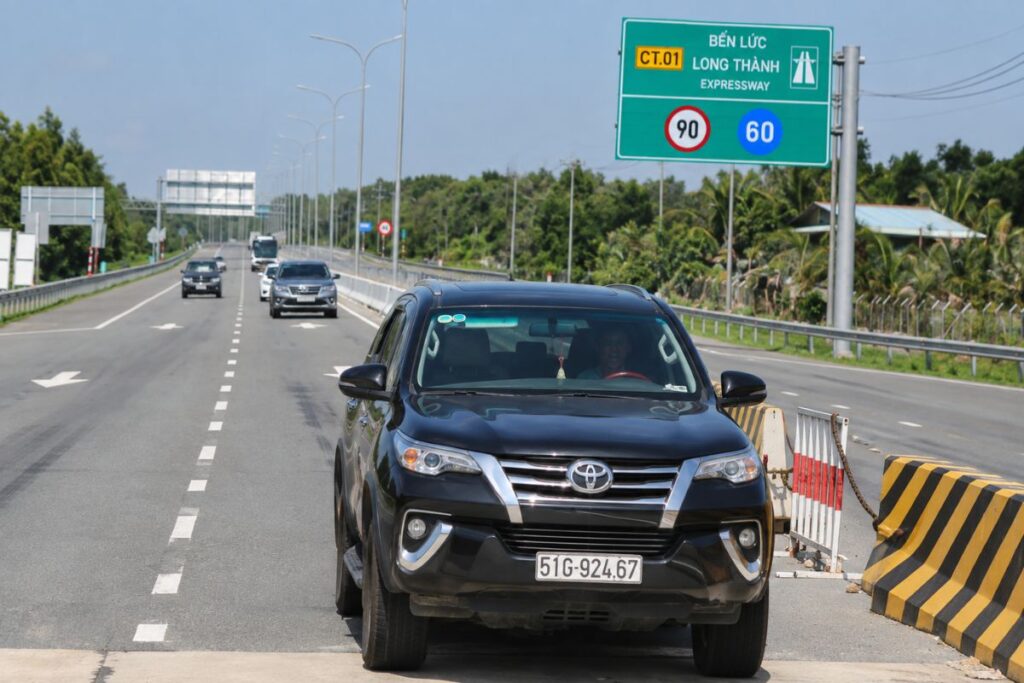 Cao tốc Bến Lức - Long Thành đón gần 25.000 lượt xe sau ngày thông tuyến, mở thêm lựa chọn di chuyển giữa phía Tây và Đông TPHCM.