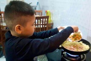Cậu bé 9 tuổi tự chiên cơm nguội ăn sáng, chủ động chăm sóc bản thân và nhắc mẹ nghỉ ngơi sau những đêm thức khuya làm nghề may.