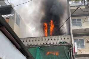 Cháy nhà 2 tầng ở TPHCM giữa trưa, lửa bốc dữ dội từ khu vực tầng trệt, khói đen bao trùm căn nhà.