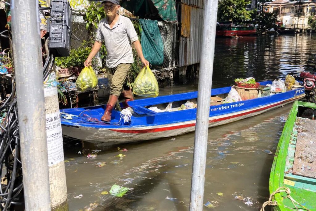 Khám phá phiên “chợ ma” mùa nước nổi ở miền Tây, nơi nông dân mang tôm cá vừa đánh bắt ngoài đồng đến chợ Hòa Mỹ bán.