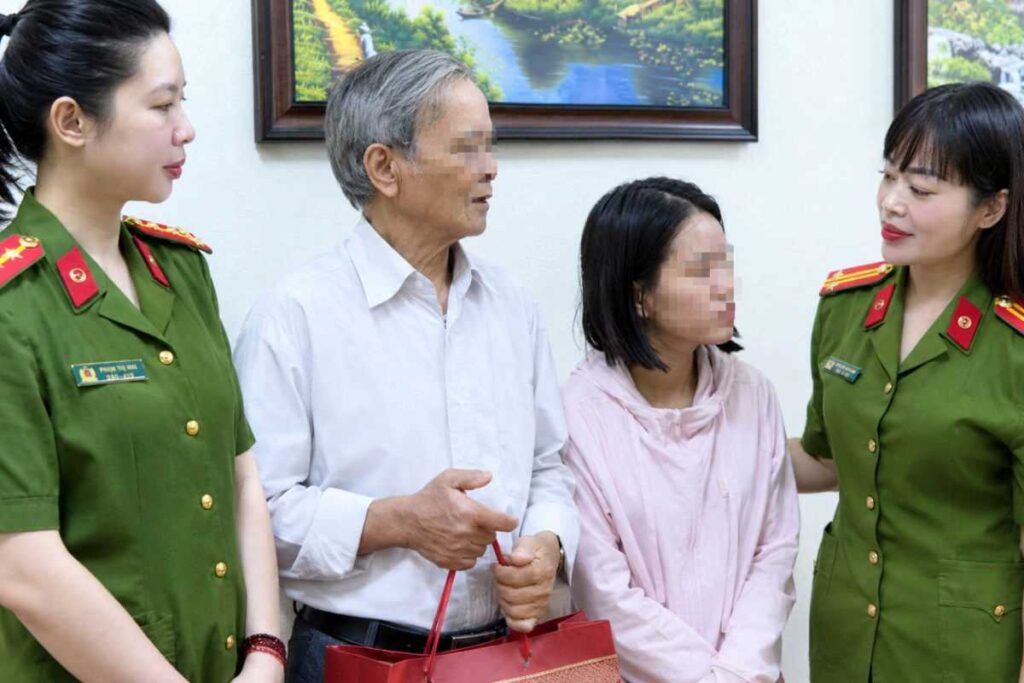Công an tìm thấy cô gái 31 tuổi từ Đồng Nai ra Lạng Sơn sau khi quen người qua mạng xã hội, hỗ trợ chị trở về nhà an toàn.