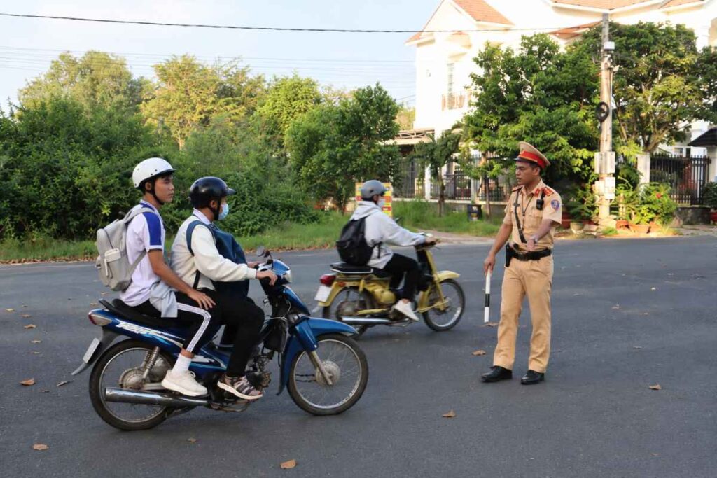 CSGT kiểm tra bãi giữ xe trong trường học ở Đồng Nai, phát hiện phương tiện vi phạm và siết chặt quản lý xe của học sinh.