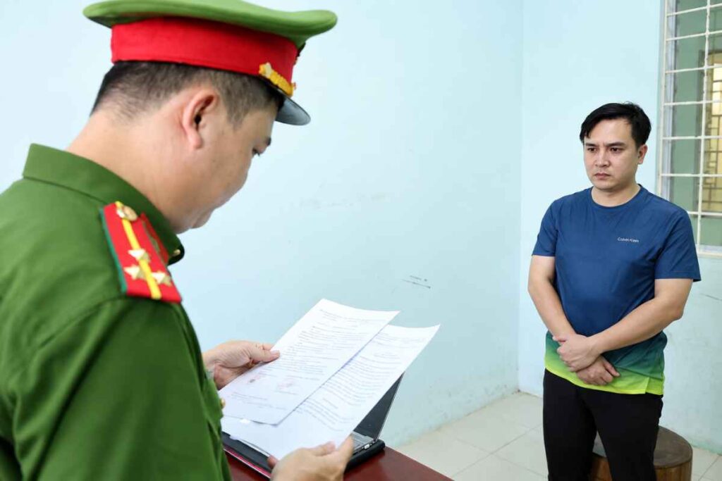 Cựu giám đốc phòng giao dịch ngân hàng Lương Phú Quới bị khởi tố, tạm giam để điều tra vụ chiếm đoạt 1,2 tỷ đồng.