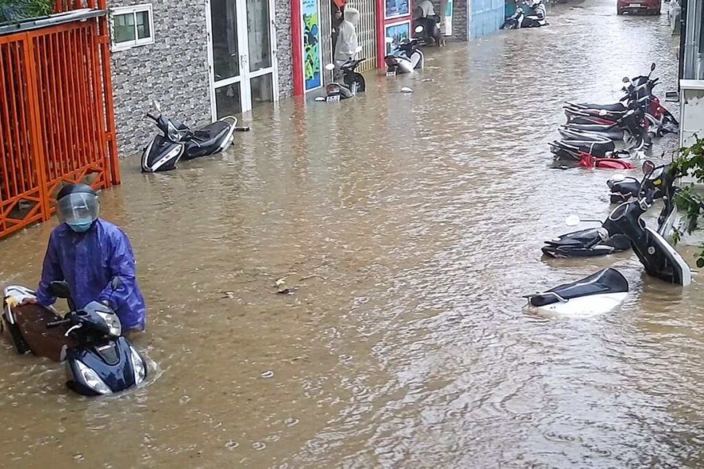 Mưa lớn khiến nhiều tuyến đường Đà Lạt ngập sâu hơn một mét, hàng loạt xe máy bị nhấn chìm, nước tràn vào nhà dân.