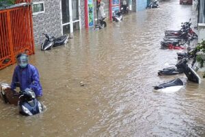 Mưa lớn khiến nhiều tuyến đường Đà Lạt ngập sâu hơn một mét, hàng loạt xe máy bị nhấn chìm, nước tràn vào nhà dân.