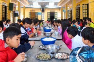 Bộ GD&ĐT đề xuất tăng hỗ trợ tiền ăn cho học sinh bán trú lên 1,17 triệu đồng/tháng, mở rộng đối tượng thụ hưởng tại các vùng khó khăn.