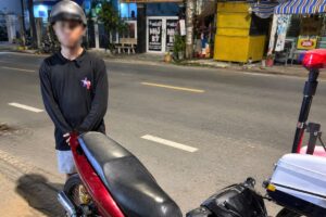 Nam thanh niên độ xe đi đua trái phép bị CSGT An Giang phát hiện, xử phạt 31,5 triệu đồng và tạm giữ phương tiện.