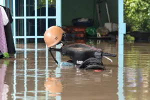 Mưa lớn gây ngập sâu tại Đồng Nai, nước bao quanh khu dân cư gần Bưng Môn, nhiều phương tiện bị ngập.