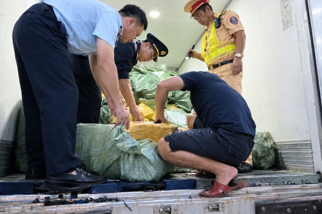 Đồng Nai phát hiện gần 15 tấn thực phẩm đông lạnh không rõ nguồn gốc. Lực lượng chức năng kiểm tra, kiểm soát hàng hóa lưu thông.