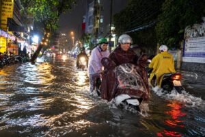 Mưa lớn gây ngập nặng tại nhiều “rốn ngập” ở phường Thạnh Mỹ Tây, TPHCM, người dân phải chờ hơn 2 tiếng mới dám về nhà.