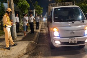 Cơ quan chức năng phát hiện 1,3 tấn gà, vịt không có giấy chứng nhận kiểm dịch được vận chuyển từ Đồng Nai vào TPHCM lúc nửa đêm.