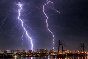 TPHCM ghi nhận gần 4.000 tia sét trong hai ngày mưa lớn, chuyên gia cảnh báo nguy cơ và hướng dẫn cách tránh sét.