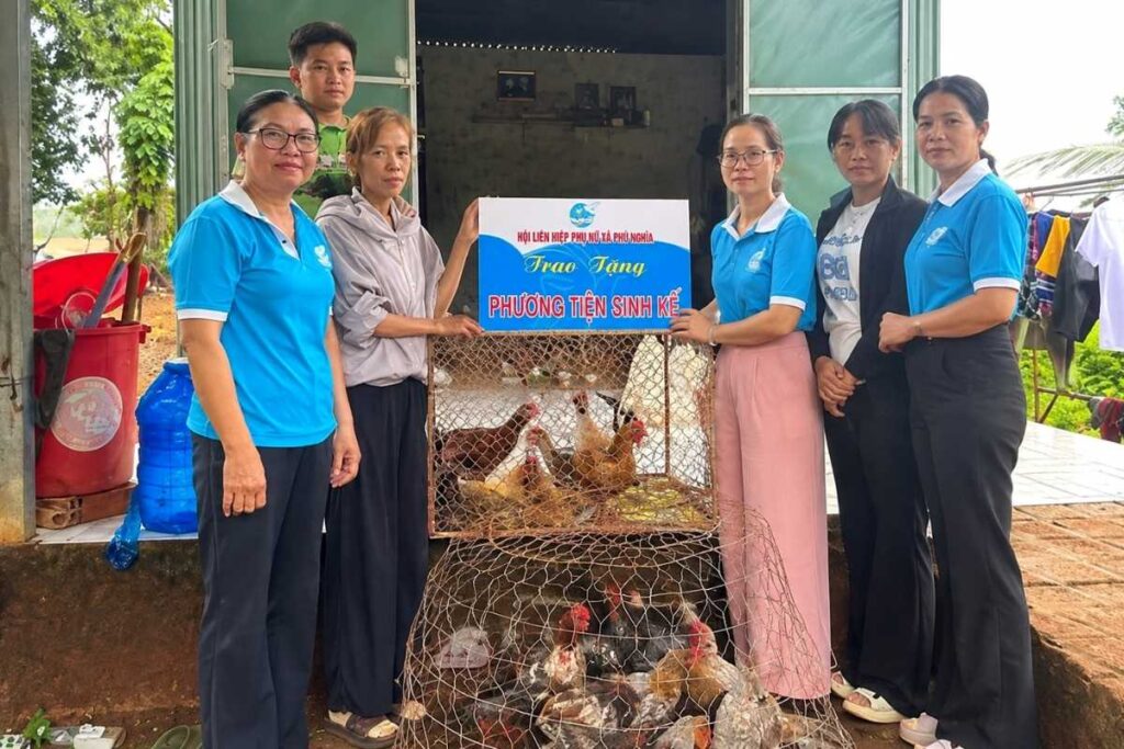 Hội Liên hiệp Phụ nữ xã Phú Nghĩa hỗ trợ con giống cho phụ nữ dân tộc thiểu số, tạo sinh kế, tăng thu nhập và hướng tới thoát nghèo bền vững.