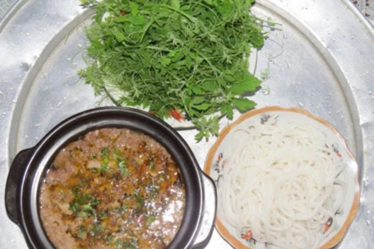 Lẩu lá khổ qua rừng ở Long Khánh gây ấn tượng với vị đắng đặc trưng, hậu ngọt thanh và cách thưởng thức dân dã.