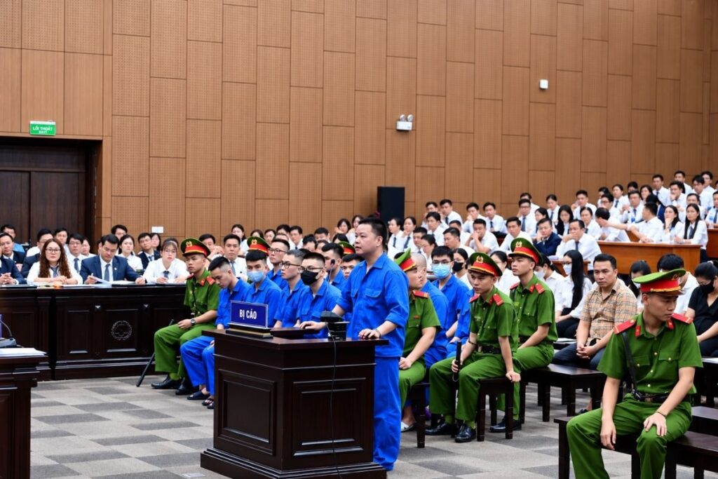 Mr Hunter Lê Khắc Ngọ hầu tòa trong vụ án lừa đảo, rửa tiền liên quan đường dây Mr Pips; hồ sơ hé lộ kho vàng trị giá hơn 356 tỉ đồng.
