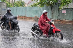 Mưa dông TPHCM chiều 15/10 khiến nhiều tuyến đường đọng nước, ngập cục bộ. Xem diễn biến mưa lớn và cảnh báo thời tiết mới nhất.