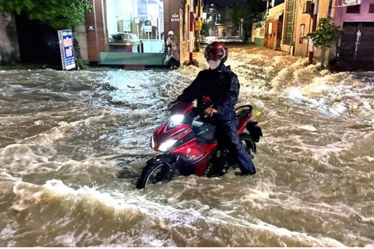Mưa lớn gây ngập nhiều tuyến đường ở TP Đồng Nai, khiến giao thông giờ tan tầm gặp khó. Xem diễn biến và hình ảnh tại hiện trường.