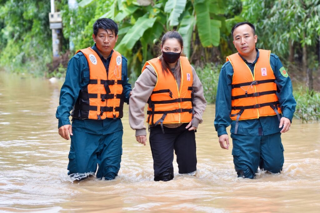 Ngập tại Phước Tân do nước sông Buông dâng cao khiến nhiều tuyến đường dân sinh chìm trong nước. Xem diễn biến ngập tại khu phố Hương Phước.