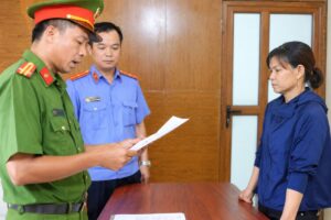 Nguyễn Thị Thúy, chủ quán hải sản ở Phú Thọ, bị tuyên 2 năm 6 tháng tù vì dùng vòi nước cao áp gây thương tích cho người bán rau.