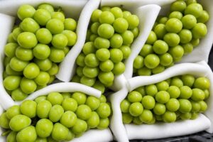 Nho sữa Trung Quốc được rao bán chỉ từ 22.000 đồng/kg, thu hút sự chú ý giữa làn sóng trái cây nhập khẩu giá rẻ tại Việt Nam.