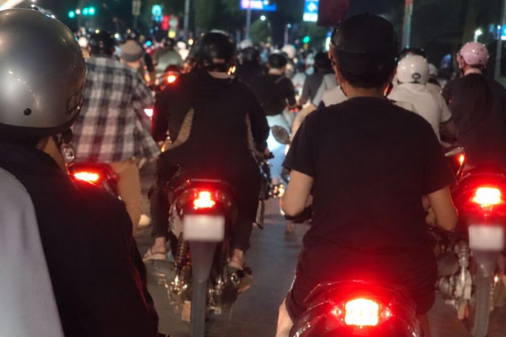Nhóm thanh niên dùng hung khí tấn công người đi đường ở TPHCM, công an đã triệu tập khoảng 10 người liên quan để điều tra.