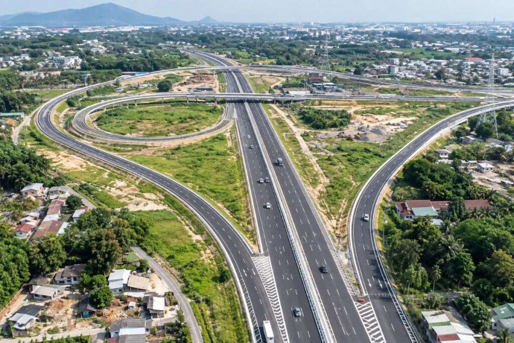 Nút giao Tân Hiệp kết nối cao tốc Bến Lức - Long Thành với Biên Hòa - Vũng Tàu dự kiến thông xe trong tháng 10, giúp giảm áp lực quốc lộ 51.