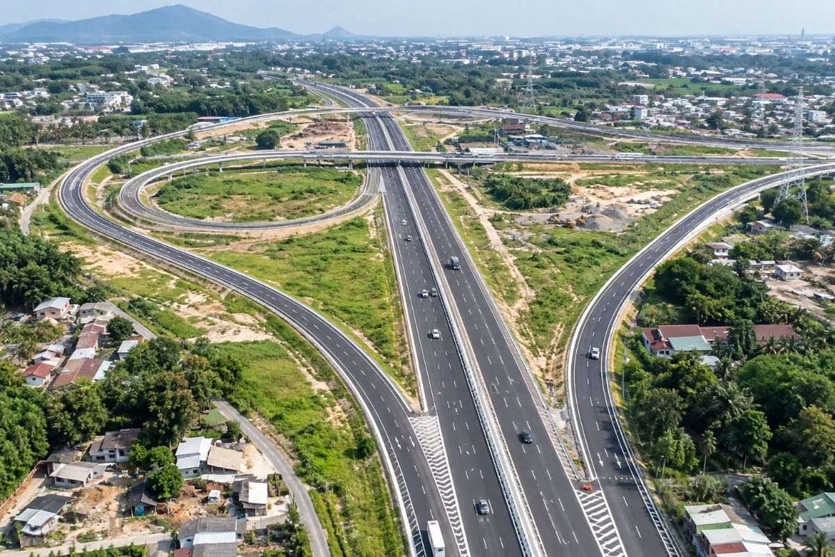 Nút giao Tân Hiệp kết nối cao tốc Bến Lức - Long Thành với Biên Hòa - Vũng Tàu dự kiến thông xe trong tháng 10, giúp giảm áp lực quốc lộ 51.