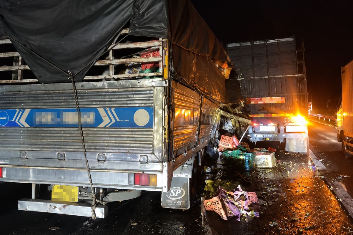 Tai nạn trên cao tốc khi ô tô tải tông xe container khiến phụ xe tử vong, hàng hóa đổ văng ra đường.