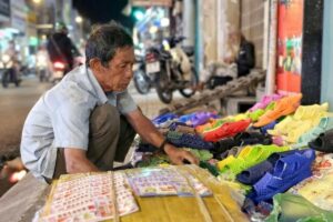 Ông Nguyễn Trường Sơn, 62 tuổi, bán dép nhựa bên lề đường TP.HCM, được nhiều người tìm đến mua ủng hộ sau khi xem clip trên mạng.