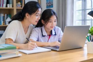 Phụ huynh Việt thay đổi cách dạy con thời AI, giúp trẻ tận dụng công nghệ trong học tập mà vẫn phát triển tư duy độc lập.