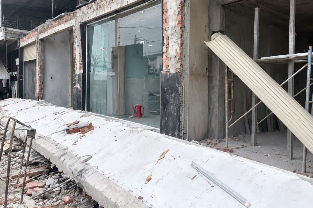 Sập khối bê tông khi sửa nhà khiến một người tử vong ở Đồng Nai. Hiện trường vụ tai nạn lao động đang được làm rõ.