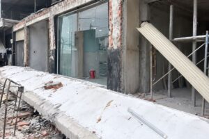 Sập khối bê tông khi sửa nhà khiến một người tử vong ở Đồng Nai. Hiện trường vụ tai nạn lao động đang được làm rõ.