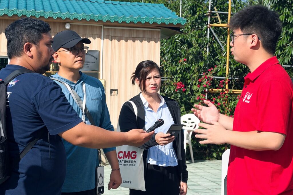 Sầu riêng Hải Nam tạo việc làm và nguồn thu cho người Lê, Miêu ngay khi cây chưa cho quả. Tìm hiểu cách tổ chức sản xuất tại đây.